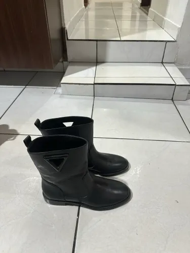 Bota de couro preta Schutz numero 37 cano médio .