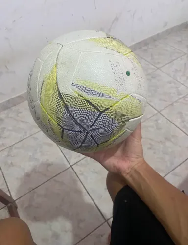 Bola de futebol de campo ou grama cintetica da pênalti cheia pronto para uso