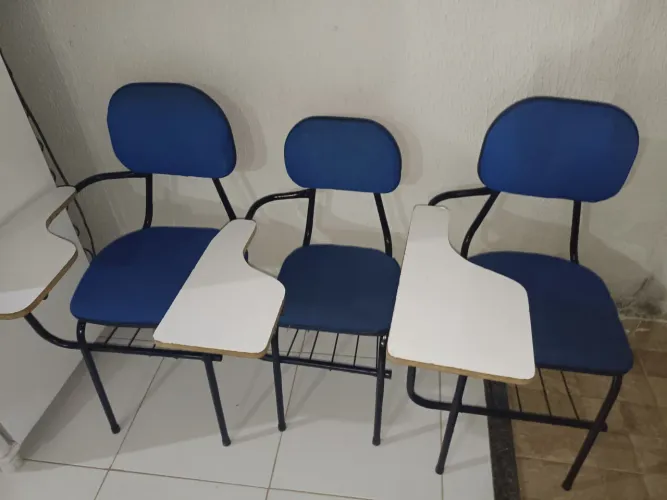 Vende-se três cadeiras para escola ou orientação por 380