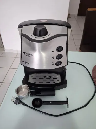 Cafeteira expresso Mondial Coffee Cream C-08 em aço inoxidável e preto.