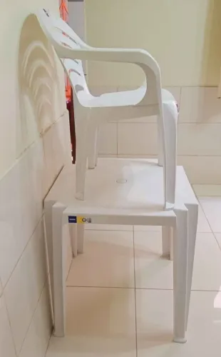 Mesa de plástico branca com cadeira