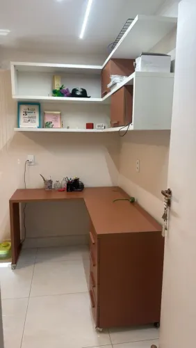 Escrivaninha com prateleira