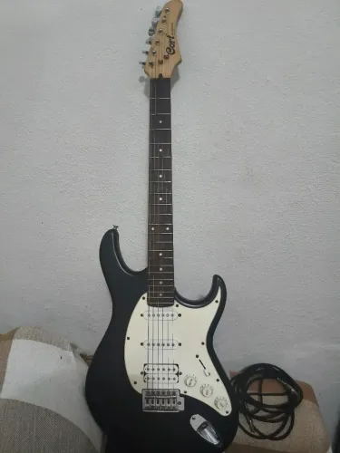 Vendo ou troco Guitarra cort G110 destro, por contrabaixo 5 ou 6 cordas