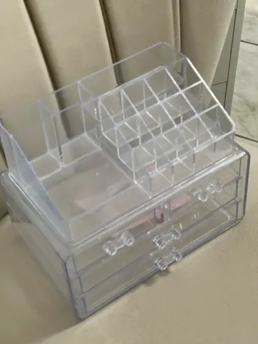 Suporte organizador para maquiagem, entre outros. 