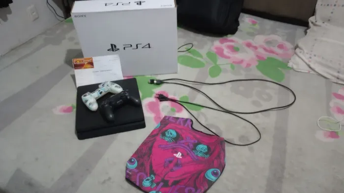 PlayStation 4 (500GB) Dois anos de uso