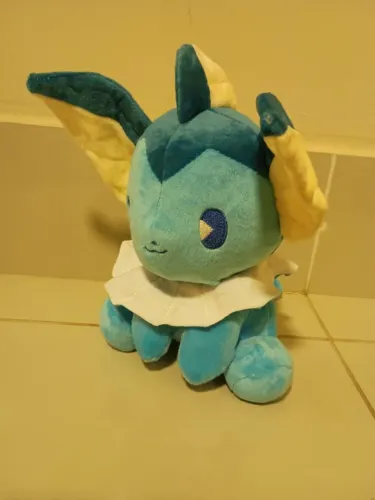 Boneco de pelucia vaporeon pokemon 20cm
