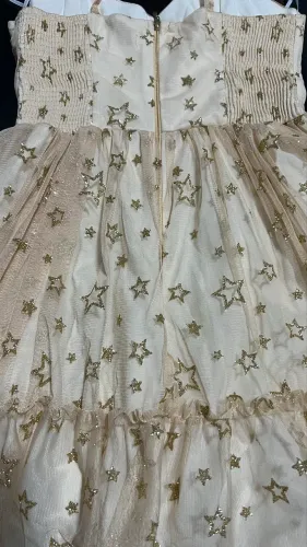 Vestido infantil evasê curto em tule com estrelas brilhantes bege | Pool