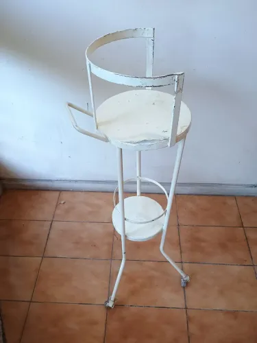 Banqueta antiga tipo floreira.