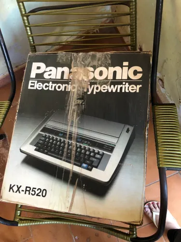Máquina de Escrever Eletrônica Panasonic KX-R520