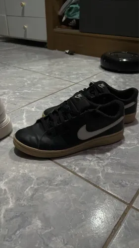 Vendo tenis da nike original tamanho 42. Sem nenhum tipo de abertura ou algo do tipo!
