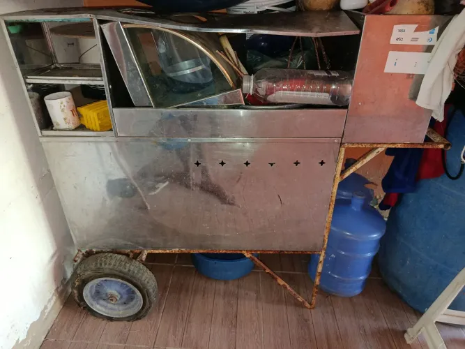 Uma carroça de lanche e uma caixa d'água 