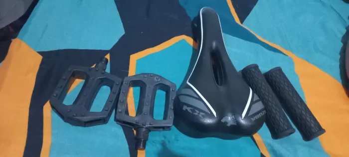 Venda'se kit de bicicleta, composto de punho, pedal selim
