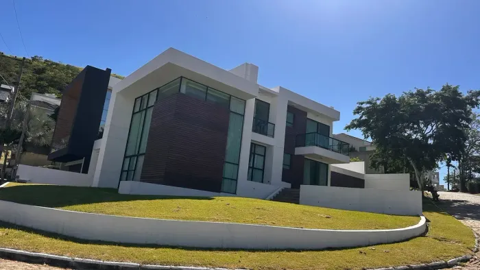 Casa em condomínio com piscina em Macae-RJ