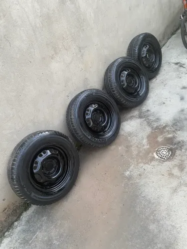 Rodas com pneus 80% aro 13