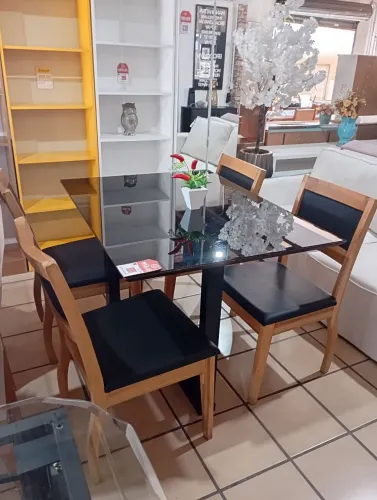Mesa com 4 cadeiras