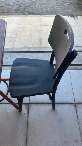 Mesa com 2 cadeiras de madeira