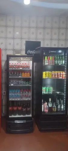 Vendo uma cervejeira e uma geladeira ambas com porta de vidro.