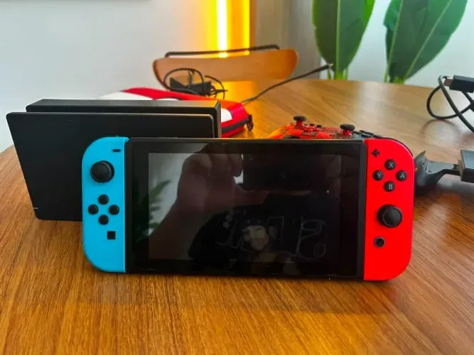 Nintendo Switch (USADO) + Controle Wireless, Mario Kart Deluxe 8 e Case Pokémon