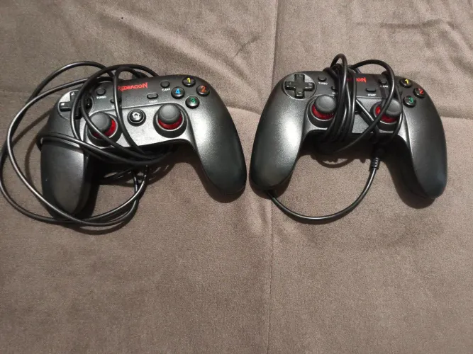 DOIS CONTROLES RED DRAGON ENTRADA USB SEMINOVOS
