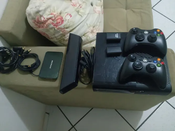X box com dois controles kinect e 54 jogos no hd