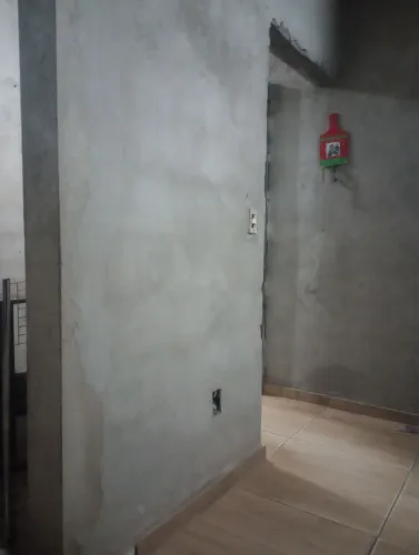 Faço pequenos serviços de obra reboco contra piso reforma