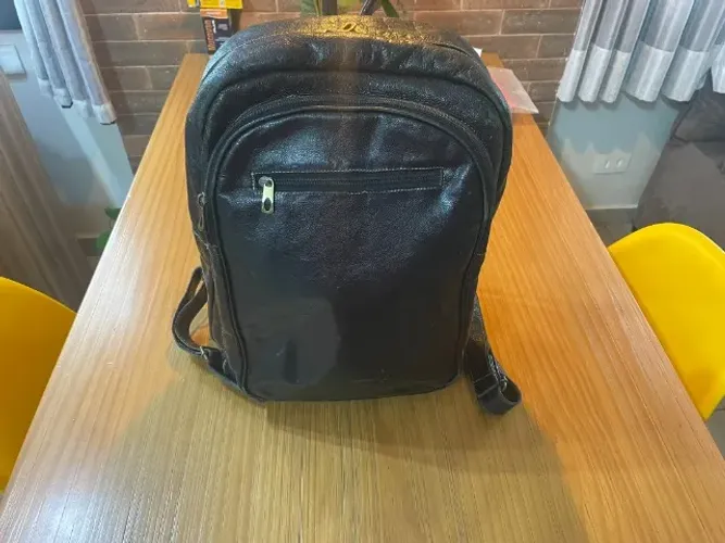 Mochila Executiva de Couro Preta - Notebook, Trabalho e Faculdade (Ótimo Estado)