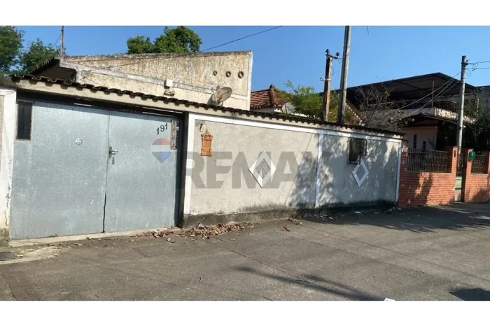 CASA AMPLA COM 500 M² DE ÁREA CONSTRUÍDA, QUINTAL E VAGA PARA 3 CARROS EM ROCHA MIRANDA!
