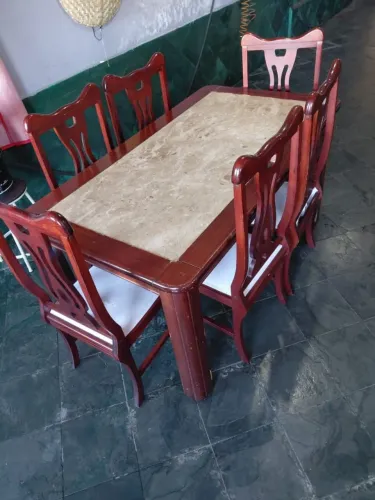 Mesa de madeira com pedra