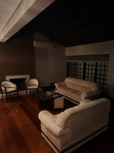 Jogo de sofá off com mesa de centro e duas cadeiras