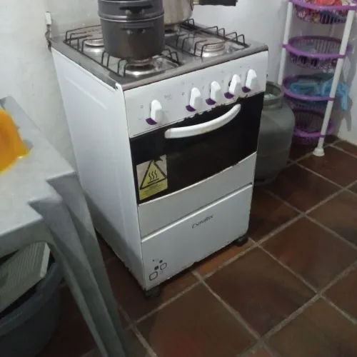 Vendo fogão usado,forno precisa ajeitar a chama está desregulada, não faço entrega!