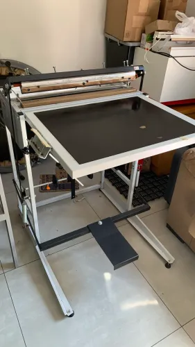 Maquina para fabricação de sacos e sacolas