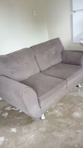 Vendendo um sofá de dois lugares ele só está faltando um pé 