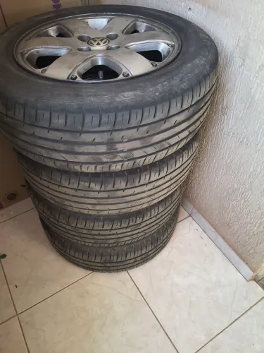 vendo rodas com pneus 85% de borracha  da Parati trac  e fyld