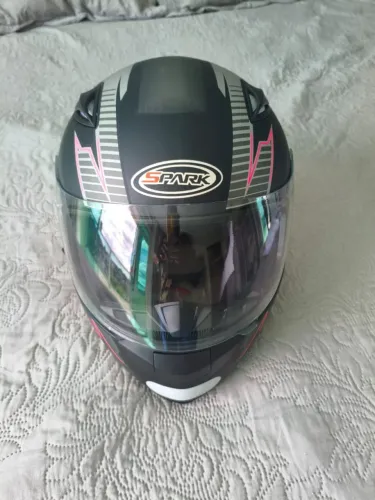 Capacete unissex.