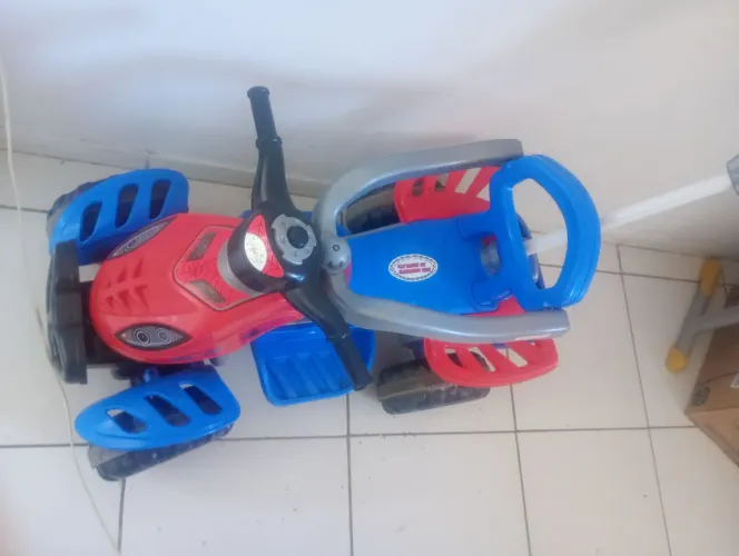 Carrinho de passeio vende logo
