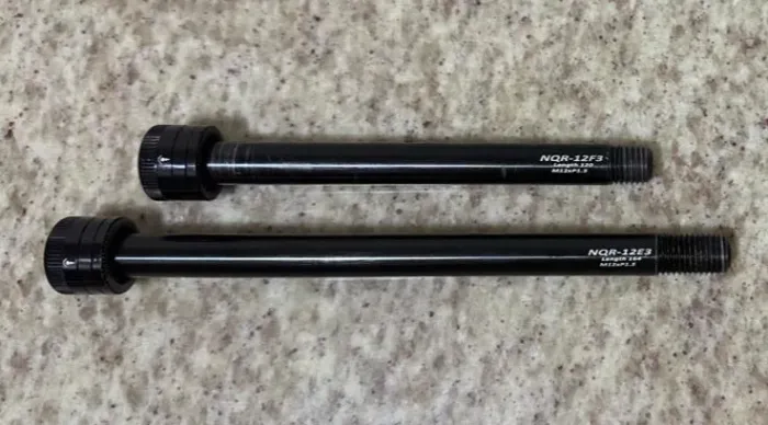 Par de Eixos Passantes Originais Pinarello F5 NQR-12F3 & NQR-12E3 com chave embutida