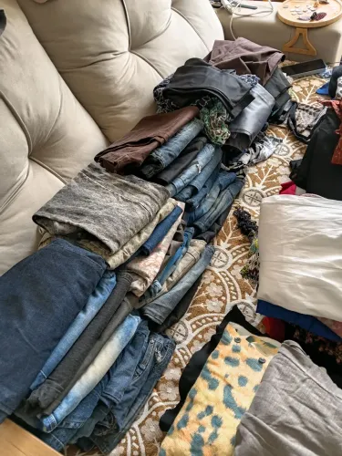 Vendo um lote de roupas femininas usadas