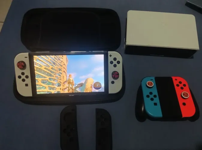 Nintendo Switch Oled 64gb + zelda botw e dark souls (midia fisica os dois)