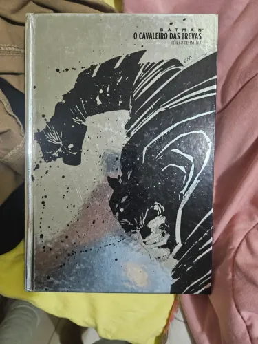 HQ edição definitiva do batman, vendendo por estar precisando de grana