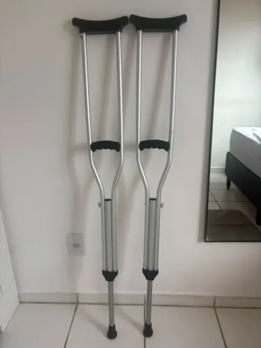 Vendo Muletas Axilar pouquíssimo usada!