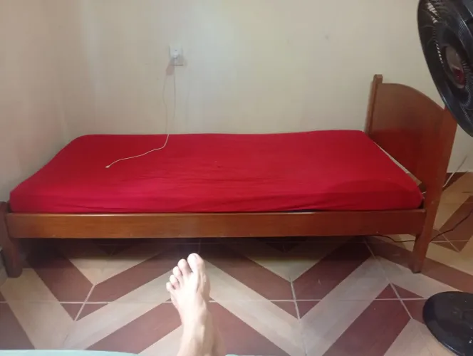 Vendo essa cama de solteiro de madeira
