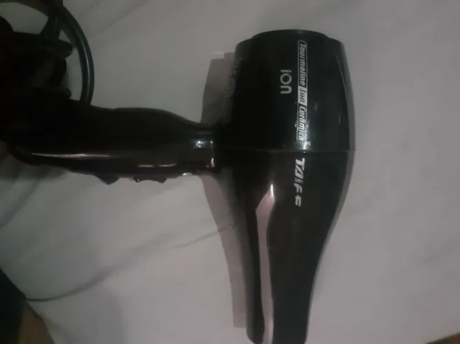 secador Taiff Ion Ceramic Tourmaline v110 está está perfeito estado