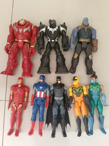 Bonecos Marvel Hulk Buster, Thanos, Homem de ferro, capitão América, Batman e Max Steel 