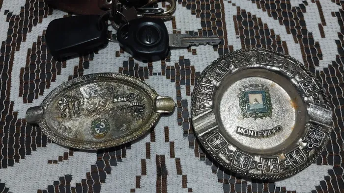Cinzeiros antigos uruguaios em bronze