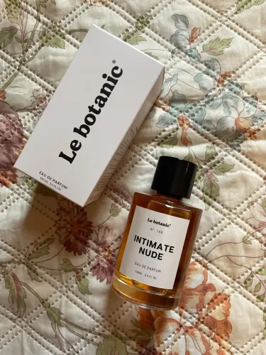 intimate nude le botanic
