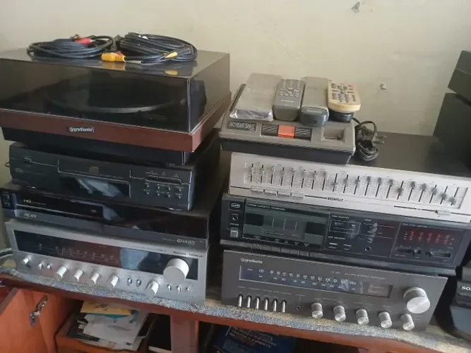 RADIO GRAVADOR, SOM , TOCA DISCO, CD PLAYER, VIDEO CASSETE, AMPLIFICADOR E REBOBINADOR