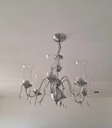 Lustre em metal com gotas pendentes