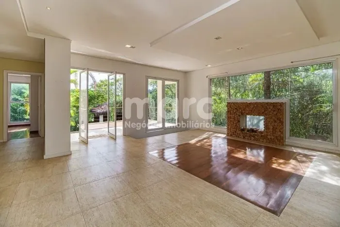 Casa para venda com 517m² construídos, 5259m² de terreno, com 4 suítes, piscina e 09 vagas