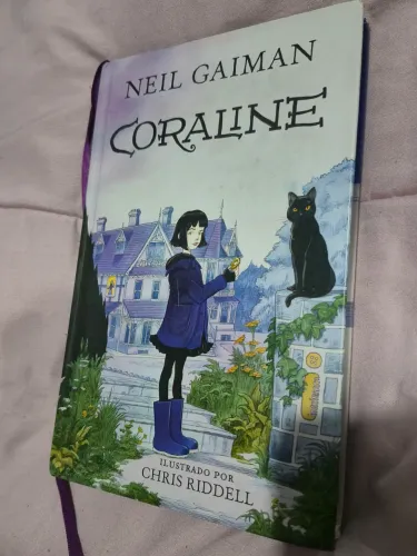 Livro Coraline ' edição em capa dura ' + marca página de brinde
