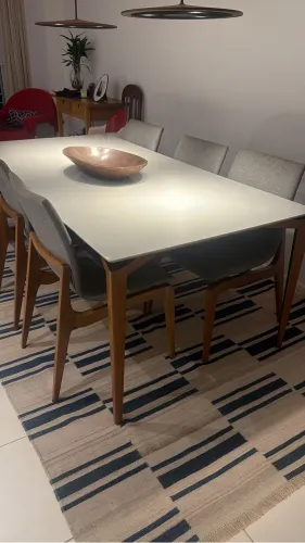 Mesa de vidro branco com madeira e 6 cadeiras